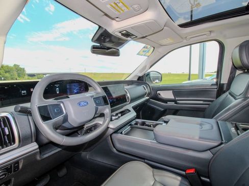 Used 2025 Ford Expedition Active AWD/4WD image 19