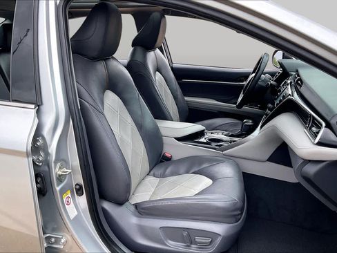 Used 2018 Toyota Camry XLE FWD image 9