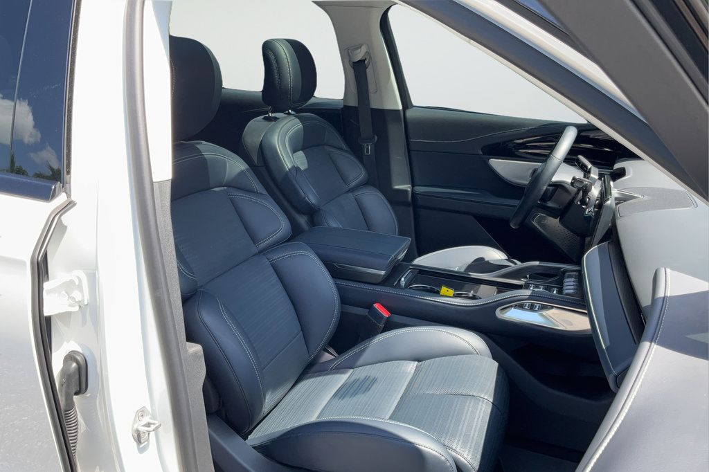 Used 2025 Lincoln Nautilus Reserve AWD/4WD image 19