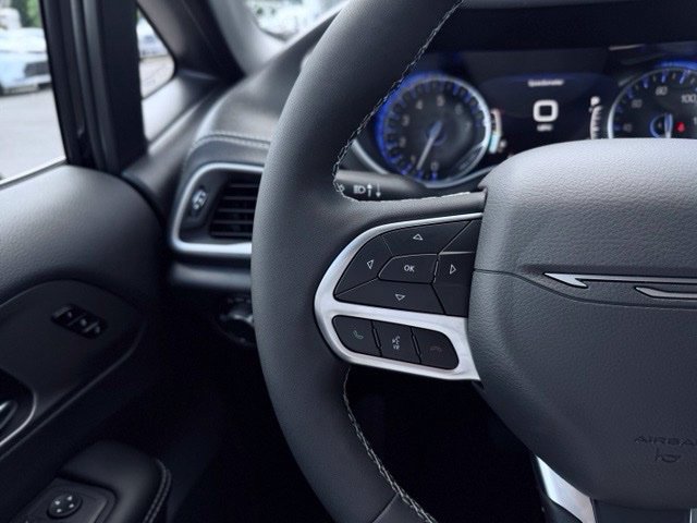 New 2027 Chrysler Pacifica Select FWD image 31