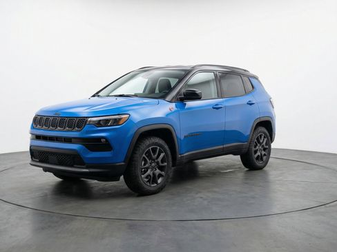 Used 2025 Jeep Compass Trailhawk AWD/4WD image 3