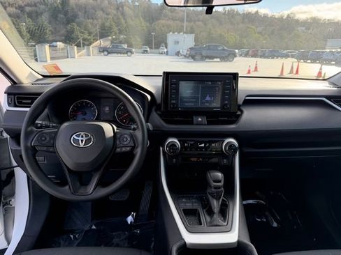Used 2021 Toyota RAV4 XLE image 12