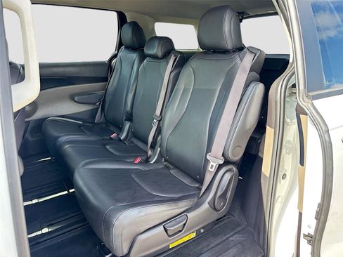 Used 2025 Kia Carnival image 24