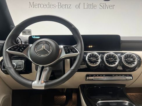 Used 2025 Mercedes-Benz CLA 250 4MATIC image 31