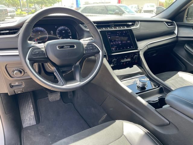 Used 2025 Jeep Grand Cherokee Altitude AWD/4WD image 12