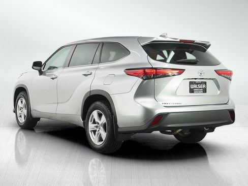 Used 2021 Toyota Highlander LE AWD/4WD image 3