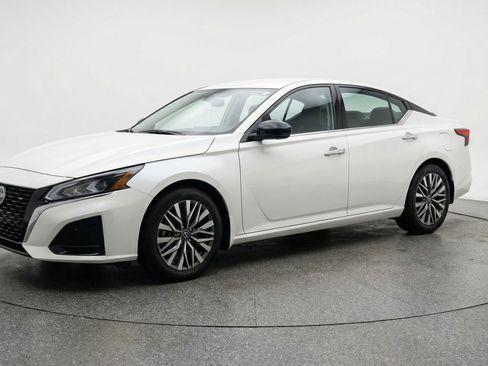 Used 2025 Nissan Altima 2.5 SV image 3