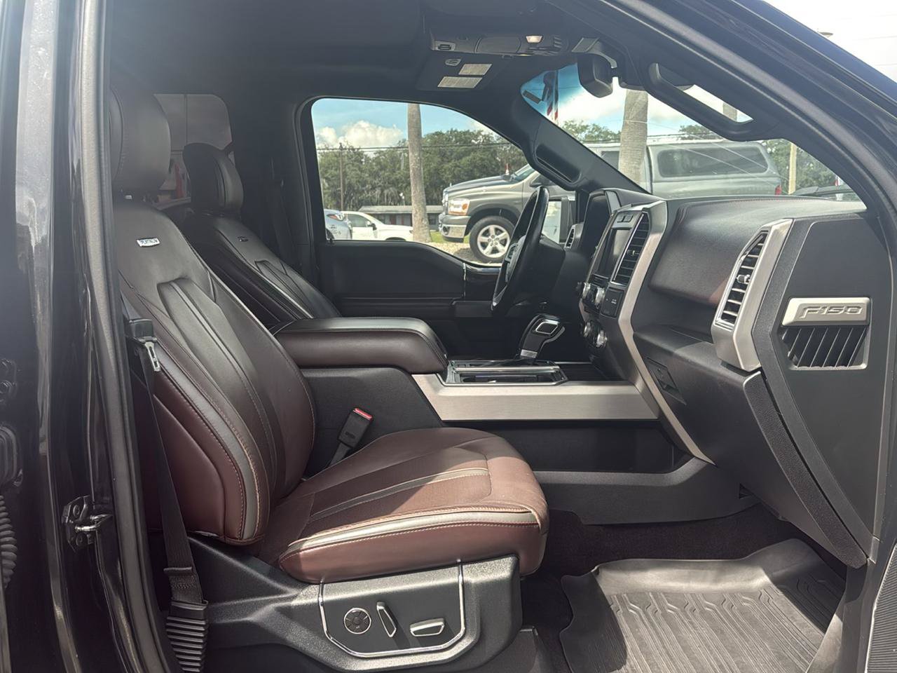 Used 2015 Ford F150 Platinum w/ Equipment Group 701A Luxury AWD/4WD image 9