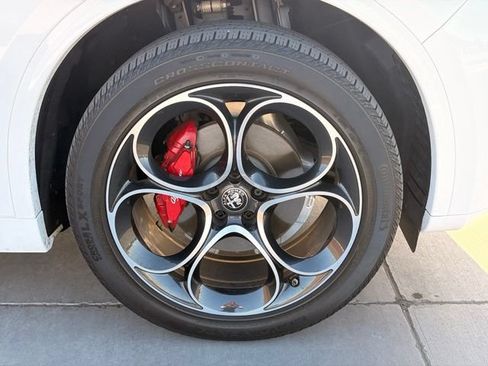 Used 2023 Alfa Romeo Stelvio Veloce AWD/4WD image 5