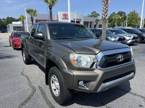 Used 2014 Toyota Tacoma PreRunner w/ SR5 Package RWD image 2