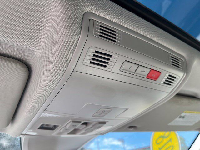 Used 2018 Volkswagen Tiguan SEL Premium FWD image 32