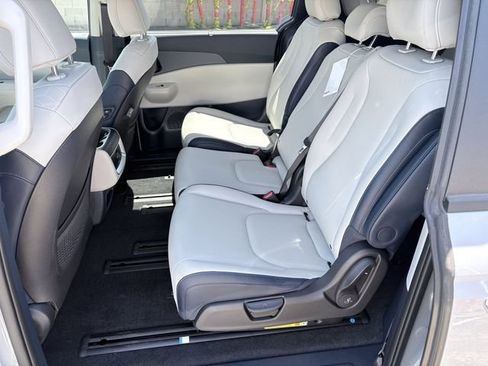 New 2026 Kia Carnival EX FWD image 6