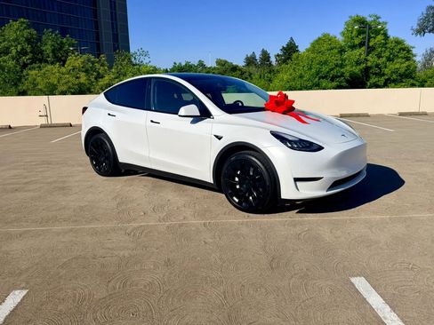 Used 2023 Tesla Model Y AWD image 4
