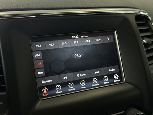 Used 2019 Jeep Grand Cherokee Laredo image 57