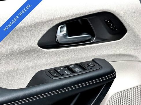 Used 2024 Chrysler Pacifica Touring-L FWD image 11