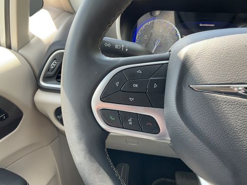 Used 2024 Chrysler Pacifica Touring-L FWD image 32