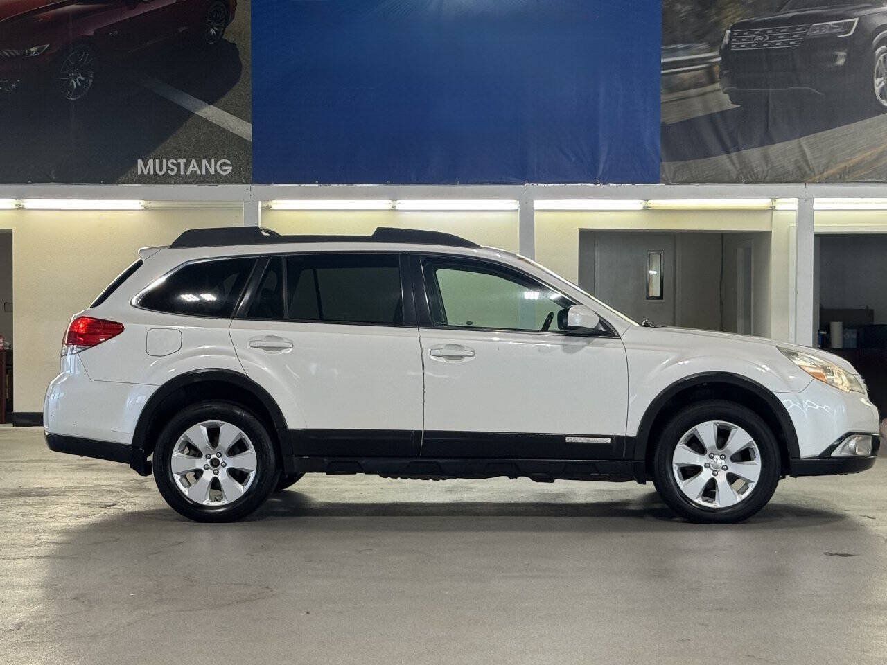 Used 2010 Subaru Outback 2.5i Limited AWD/4WD image 16