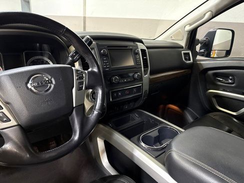 Used 2018 Nissan Titan SL w/ Chrome Package image 19