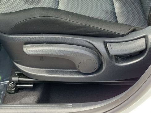 Used 2025 Kia Soul LX w/ LX Technology Package FWD image 18
