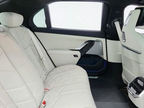 Used 2026 BMW 740i w/ Premium Package RWD image 25