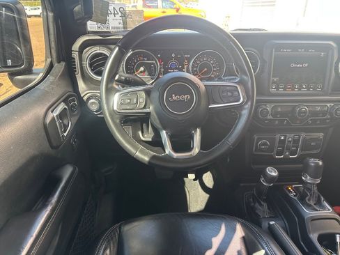Used 2018 Jeep Wrangler Unlimited Sahara image 4