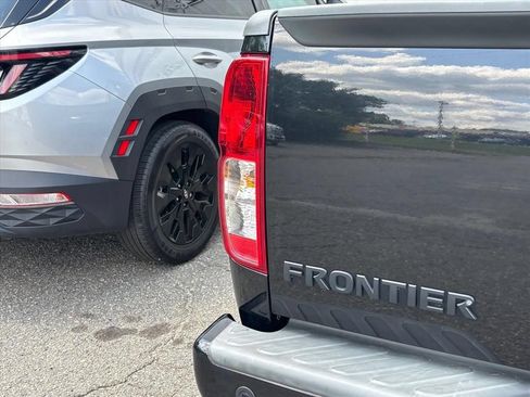 Used 2020 Nissan Frontier SV w/ Midnight Edition Floor Mats RWD image 10