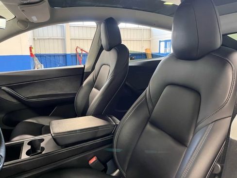 Used 2021 Tesla Model Y Long Range image 24