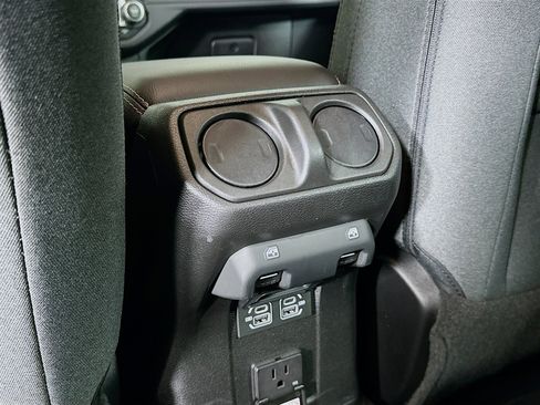 Used 2025 Jeep Wrangler Sahara image 26