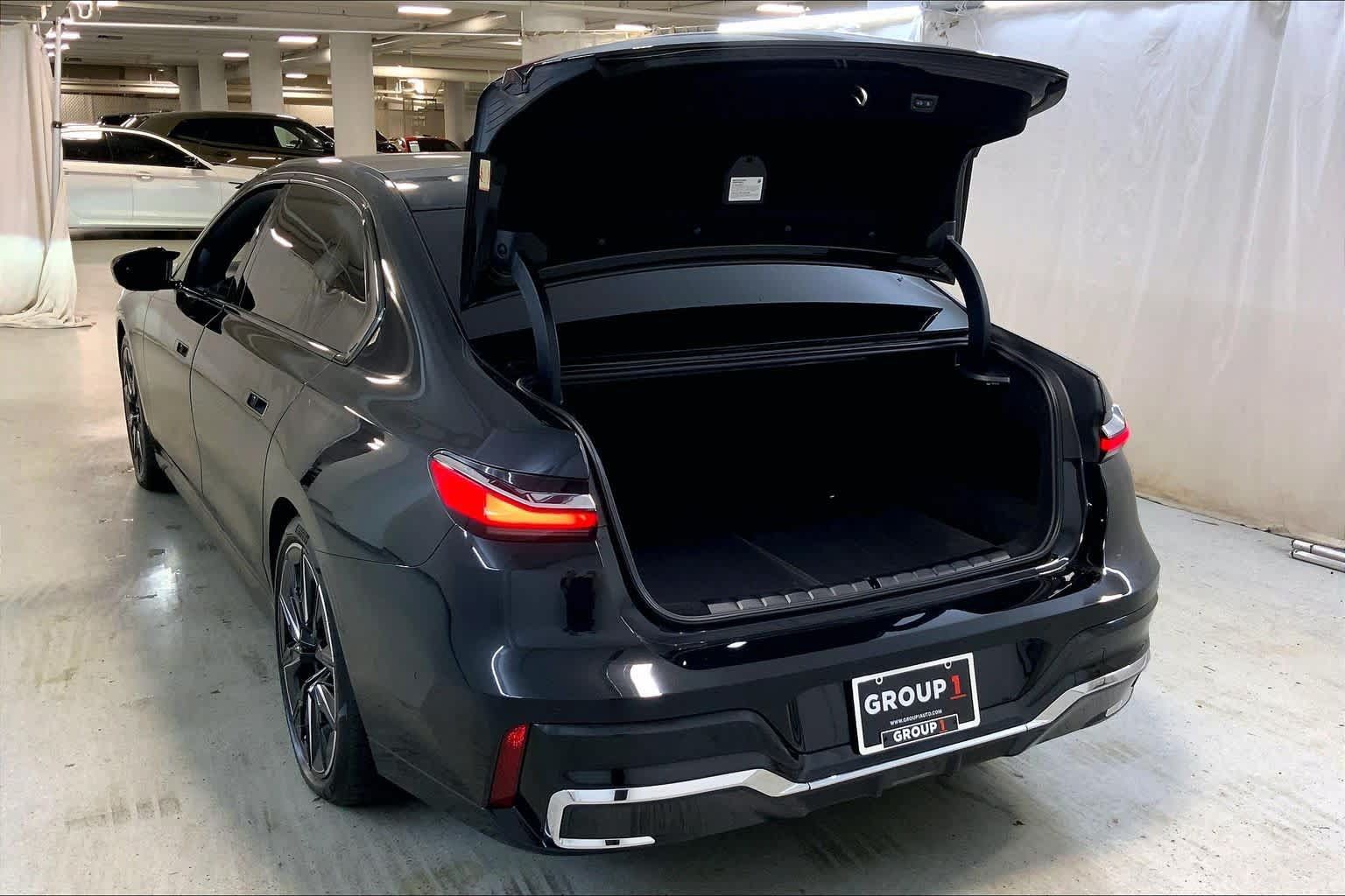 Used 2024 BMW i7 xDrive60 AWD/4WD image 33