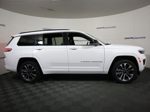 Used 2025 Jeep Grand Cherokee L Overland w/ Trailer Tow Package AWD/4WD image 4