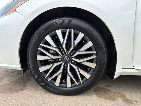 Used 2025 Nissan Altima 2.5 SV FWD image 30