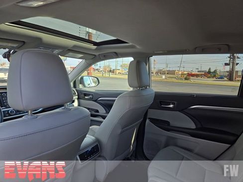 Used 2019 Toyota Highlander Limited image 25