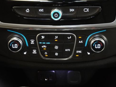 Used 2020 Chevrolet Traverse LT w/ Driver Confidence II Package AWD/4WD image 22