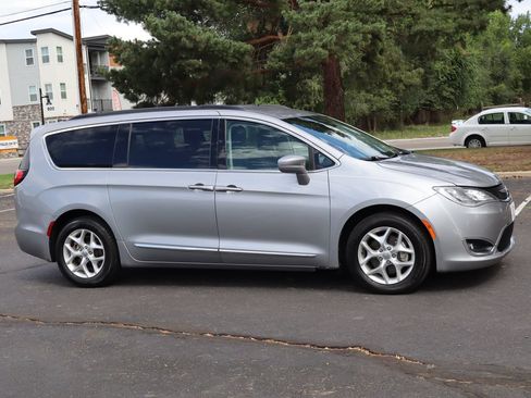 Used 2017 Chrysler Pacifica Touring-L w/ Tire & Wheel Group FWD image 2