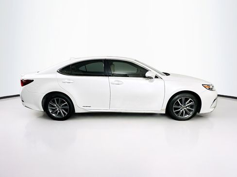 Used 2017 Lexus ES 300h w/ Luxury Package FWD image 10