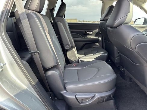 Used 2025 Toyota Grand Highlander LE image 17