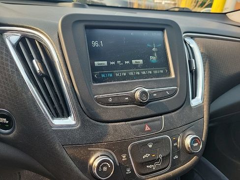 Used 2018 Chevrolet Malibu LT FWD image 26