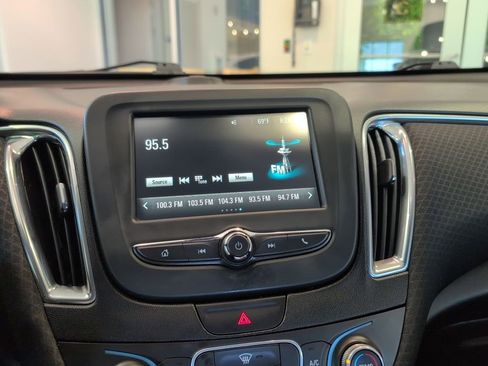 Used 2018 Chevrolet Malibu LT w/ LPO, Convenience Package 2 FWD image 18