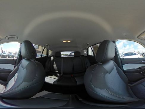 Used 2025 Chevrolet Trax LT FWD image 36
