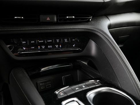 Used 2022 Buick Envision Essence w/ Technology Package I image 18