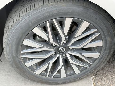 Used 2024 Nissan Altima 2.5 SV FWD image 2