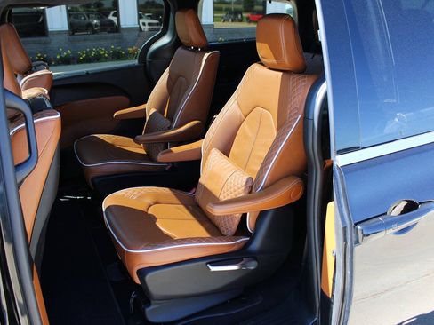 Used 2025 Chrysler Pacifica Pinnacle FWD image 9