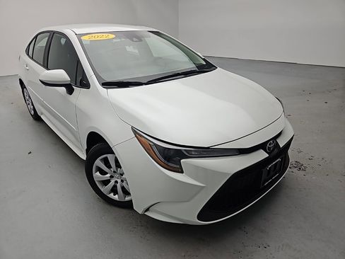 Used 2022 Toyota Corolla LE image 3