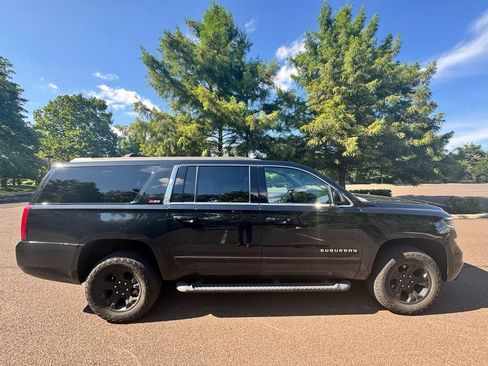 Used 2020 Chevrolet Suburban LT w/ Luxury Package AWD/4WD image 6