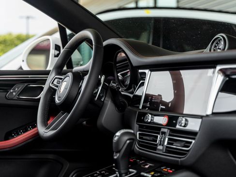 Certified 2025 Porsche Macan image 45