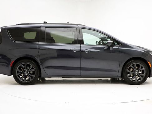Used 2020 Chrysler Pacifica Touring-L w/ Advanced Safetytec Group image 3