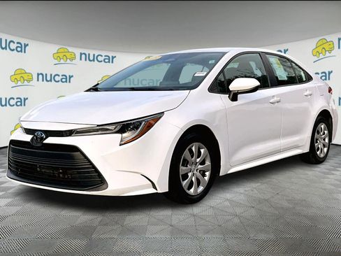 Used 2023 Toyota Corolla LE image 3