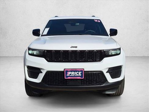 Used 2023 Jeep Grand Cherokee Altitude AWD/4WD image 2