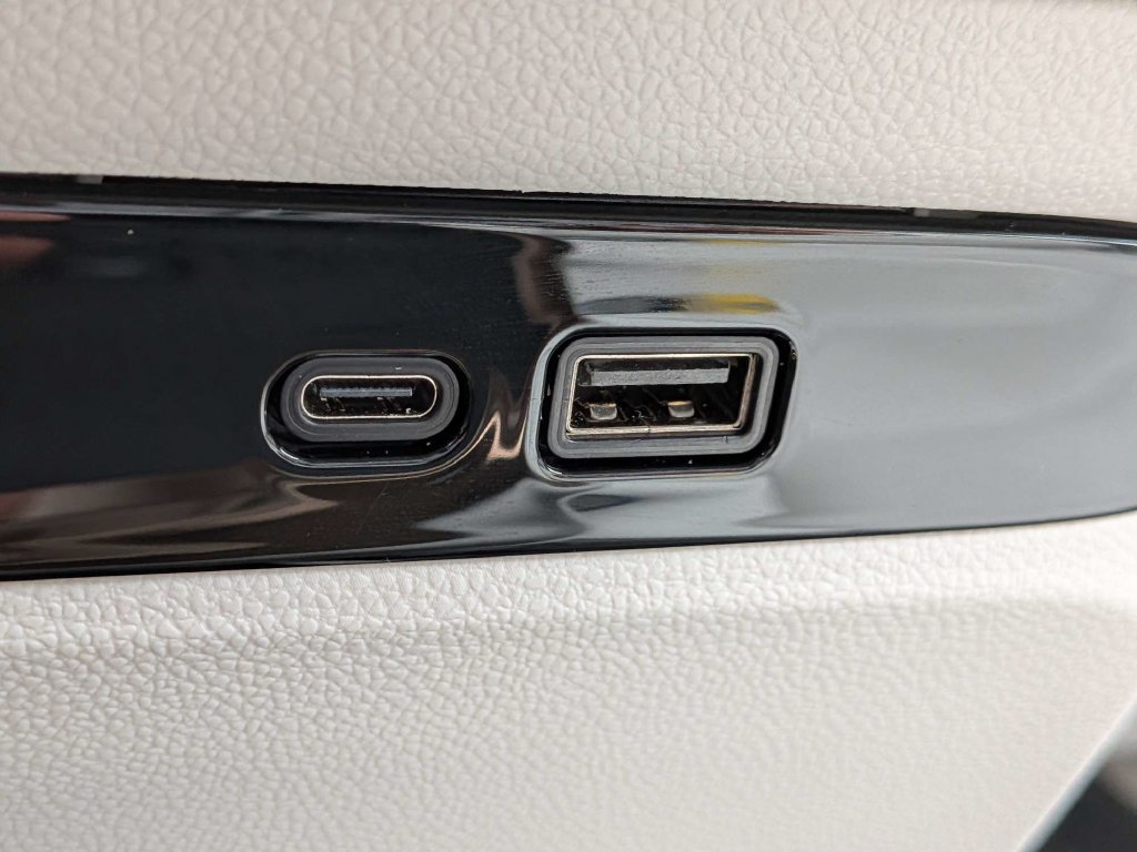 Used 2025 Buick Enclave Avenir AWD/4WD image 23