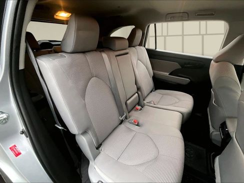 Used 2023 Toyota Highlander L AWD/4WD image 25